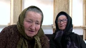 VIDEO Analize gratuite pentru bunici. Zeci de localnici s-au înghesuit la ușa căminului cultural din Caraula
